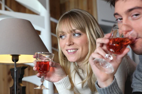 Paar genieten van glas wijn thuis — Stockfoto