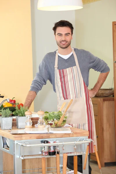 Hombre cocinando en casa —  Fotos de Stock