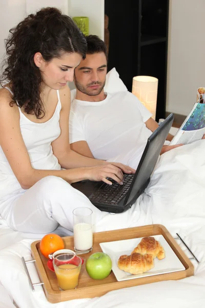 Casal tomando café da manhã no quarto de hotel — Fotografia de Stock