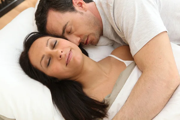 Para śpi obok siebie — Zdjęcie stockowe
