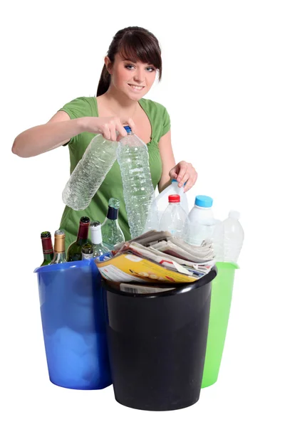 Mulher que classifica reciclagem — Fotografia de Stock