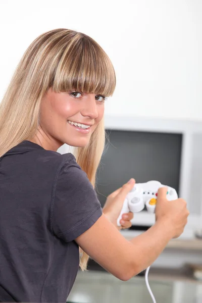 Jonge vrouw met een games console handset — Stockfoto