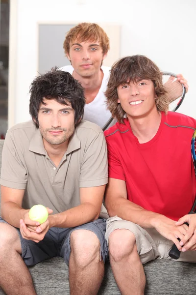 Drei Jungs, die eine lockere Partie Tennis spielen wollen — Stockfoto