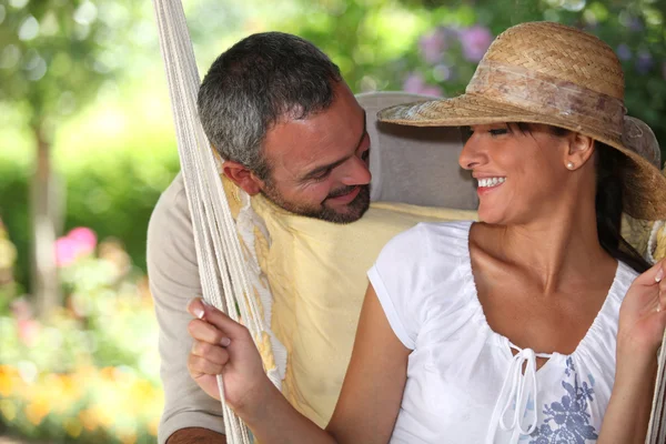 Couple sitting in a hammock — Stock Photo, Image