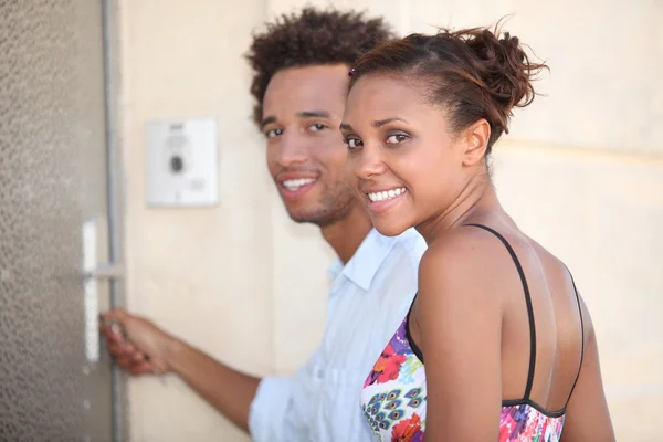 Portrait d'un couple à la porte — Photo