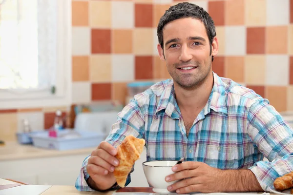 Homem comendo um café da manhã continental — Fotografia de Stock