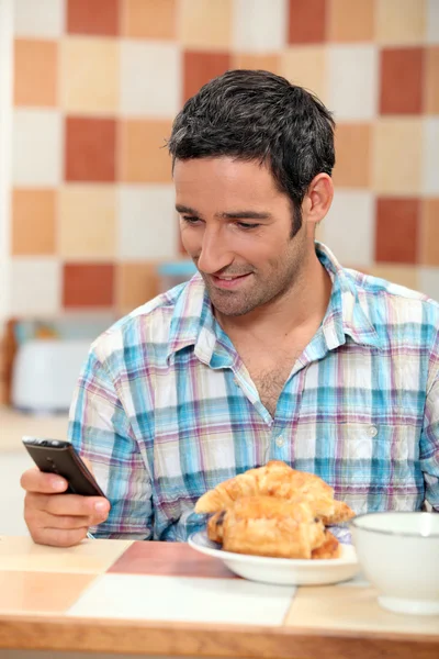 Texting over breakfast — Stock Photo, Image