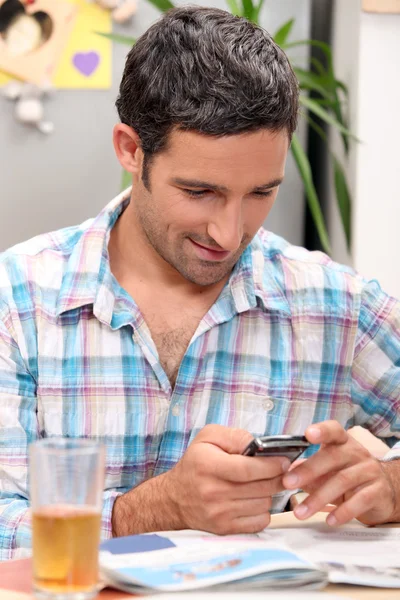 Homem enviando uma mensagem de texto com seu celular — Fotografia de Stock
