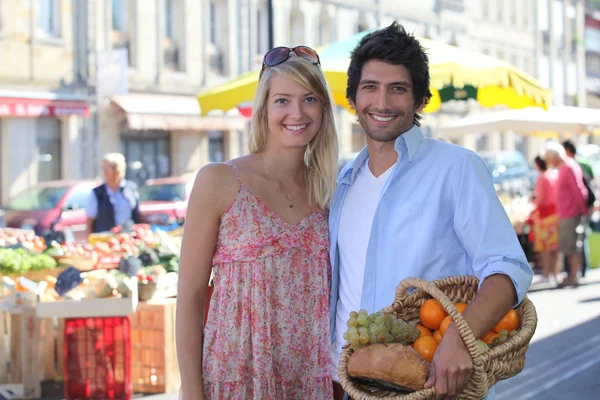 Casal sorrindo alegremente no mercado — Fotografia de Stock