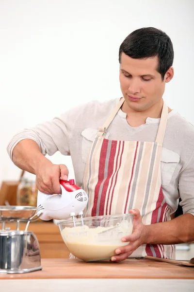 Man using electric whisk — Stock Photo, Image