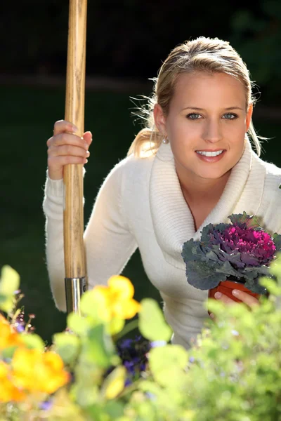 Mladá žena zahradník — Stock fotografie