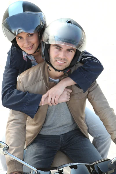 Счастливая пара на мотоцикле — стоковое фото
