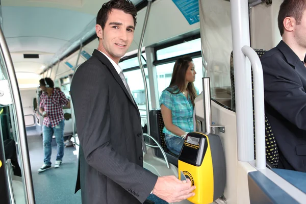 Homem que valida bilhete de autocarro — Fotografia de Stock