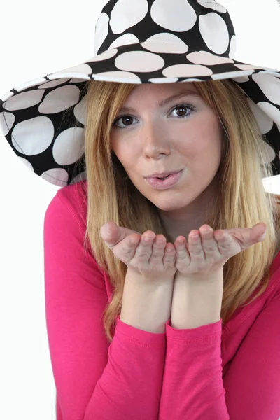 Donna che indossa cappello che soffia bacio — Foto Stock