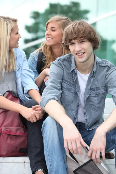 Adolescentes en los escalones — Foto de Stock