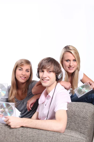 Teenagers listening to CDs — Stock Photo, Image
