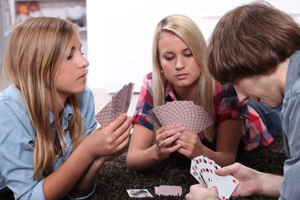 Retrato de adolescentes jogando cartas — Fotografia de Stock