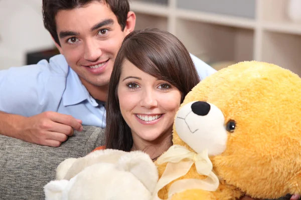 Adolescenti con un orsacchiotto — Foto Stock