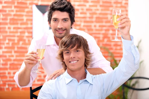 Casal homossexual no restaurante — Fotografia de Stock