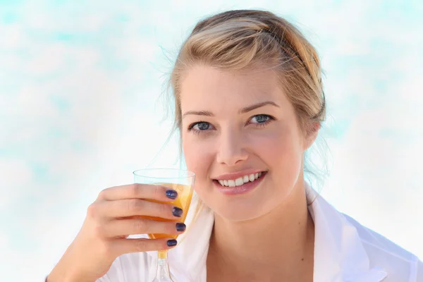Kvinna dricka en cocktail — Stockfoto