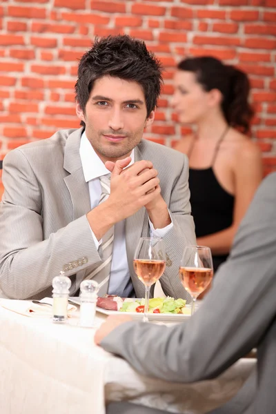 Άνδρες που τρώνε σε ένα εστιατόριο — Φωτογραφία Αρχείου