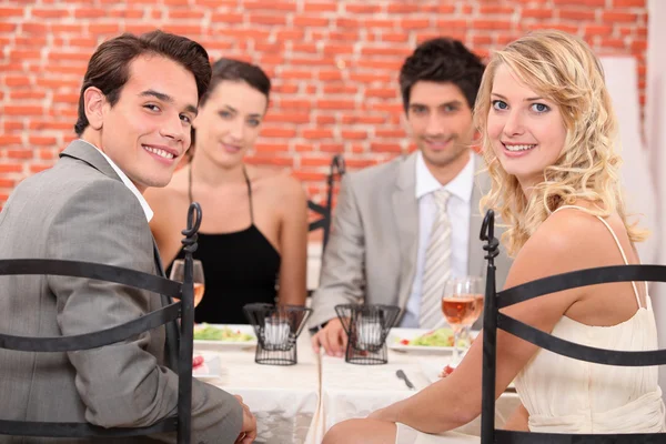 Groep van vrienden in het restaurant — Stockfoto