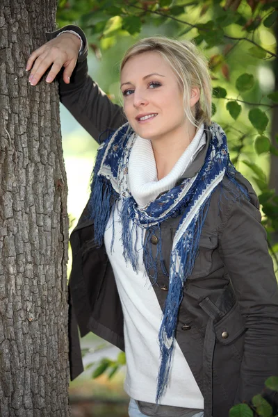 Femme aux cheveux blonds sous l'arbre — Photo