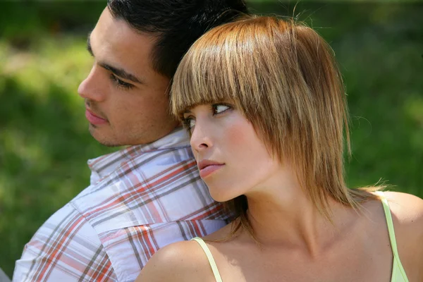 Hombre y mujer espalda con espalda —  Fotos de Stock