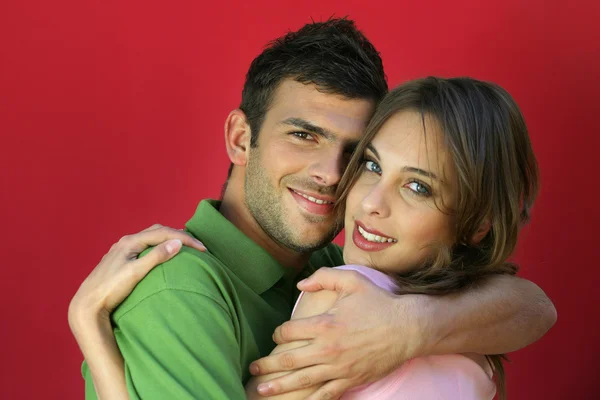 年轻夫妇拥抱 — 图库照片