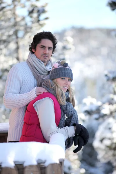 Casal jovem se inclinando para fora de sua cabine de esqui — Fotografia de Stock