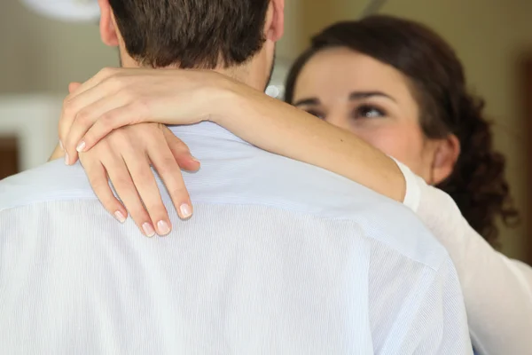 Junges Paar umarmt sich — Stockfoto