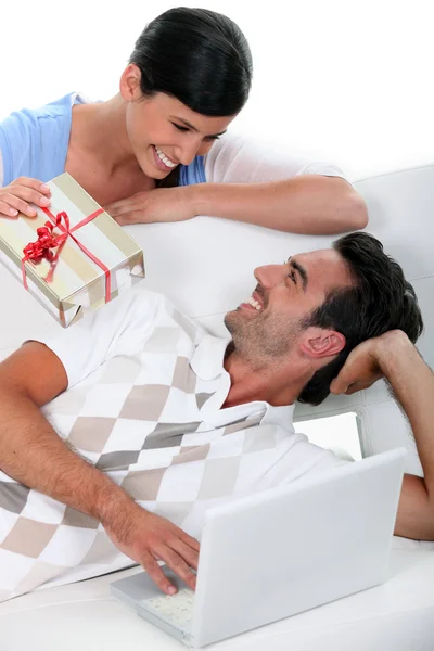Женщина делает подарок своему парню — стоковое фото