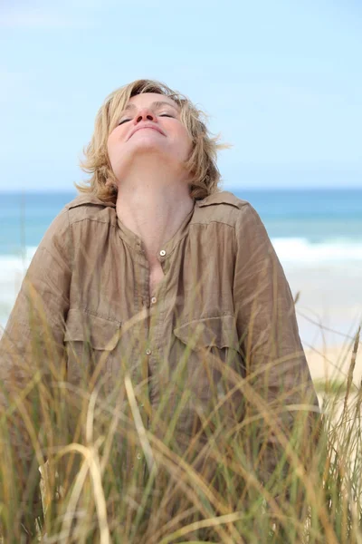 女性の砂砂丘ストレッチ — ストック写真