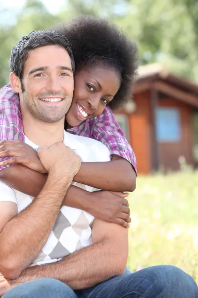 Retrato de um casal interracial — Fotografia de Stock