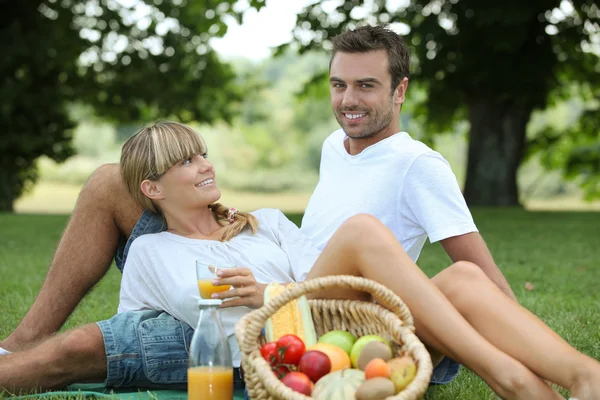 Paar genieten van picknick — Stockfoto