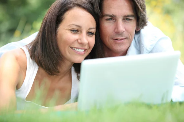 Par på laptop — Stockfoto