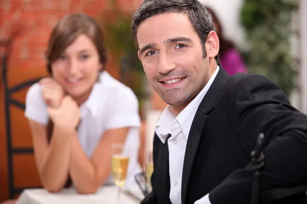 40 yıl yaşlı adam ve köpüklü şarap üzerine bir restaur ile 16 yıl yaşlı kız — Stok fotoğraf