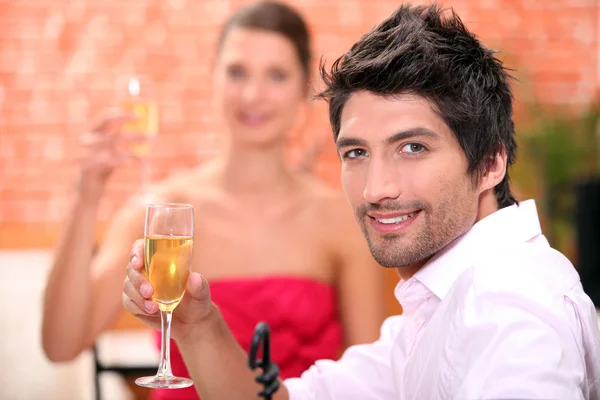 Paar trinkt Champagner bei einem Date. — Stockfoto
