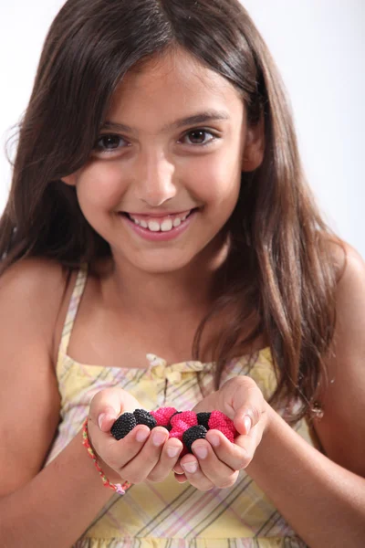 Dziewczynka gospodarstwa słodycze — Zdjęcie stockowe