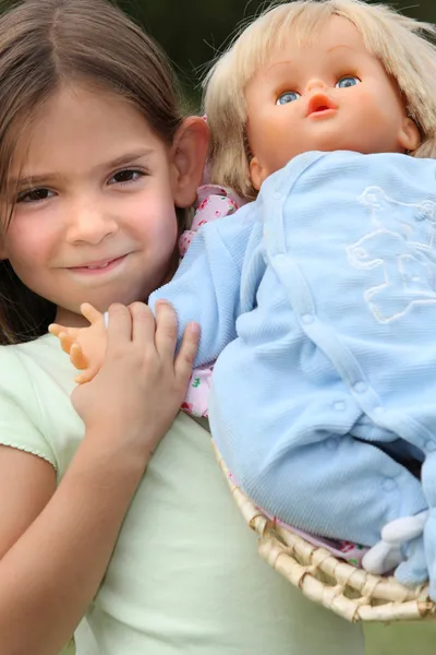Bambina che gioca con la bambola — Foto Stock