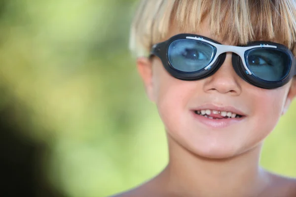 Mladík nosit plavecké brýle — Stock fotografie