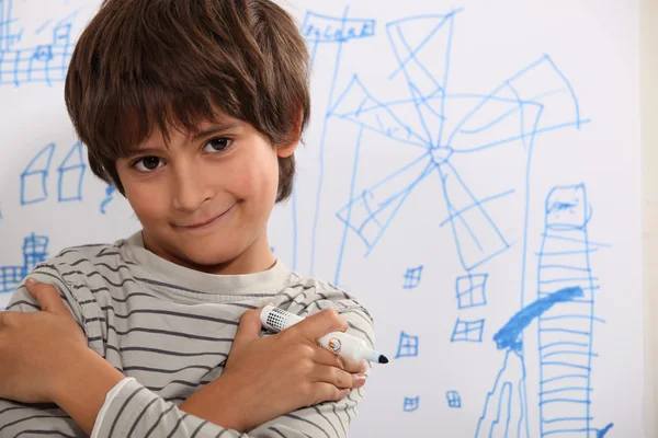 Ένα μικρό αγόρι ζωγραφίζει — Φωτογραφία Αρχείου
