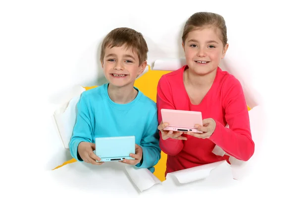 Crianças com console de jogos portátil — Fotografia de Stock