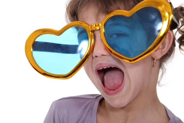 Kislány vicces napszemüveget visel — Stock Fotó