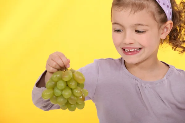 Dziewczynka z winogron — Zdjęcie stockowe