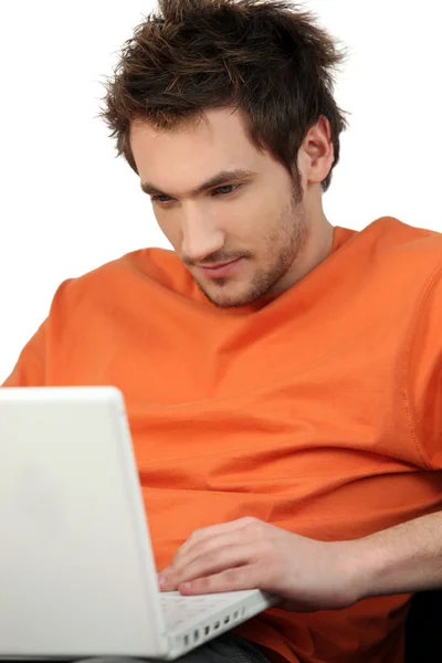 Człowiek pracujący nad laptopem — Zdjęcie stockowe