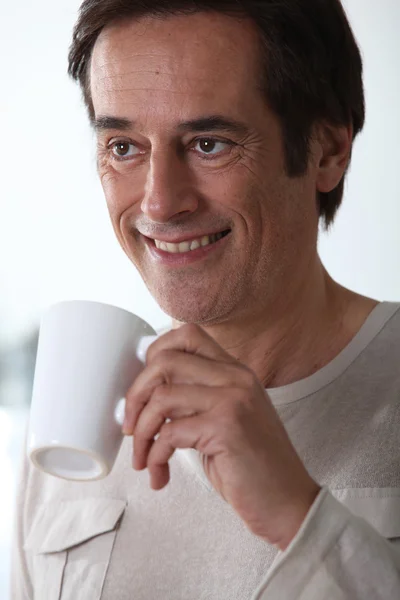 차 한잔과 함께 웃는 남자. — 스톡 사진
