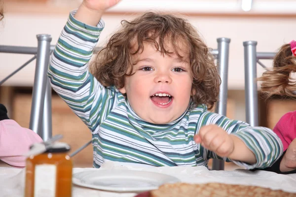 Kinder frühstücken zu Hause — Stockfoto