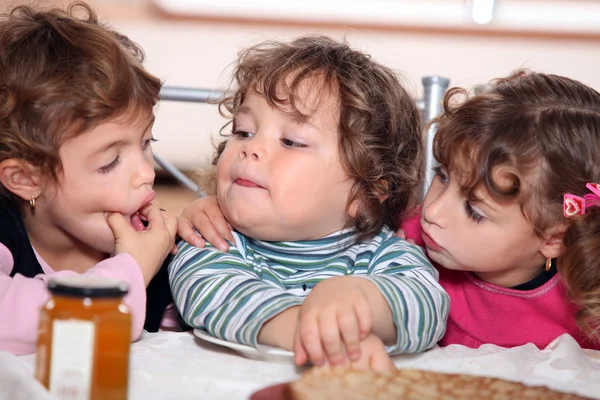 Children eating pancakes — Stock Photo, Image