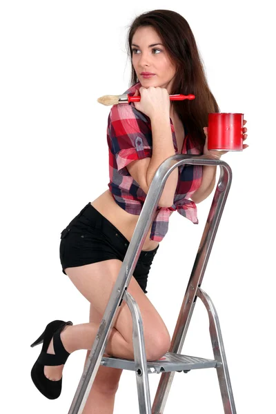 Sexy Heimwerkerin beim Malen — Stockfoto